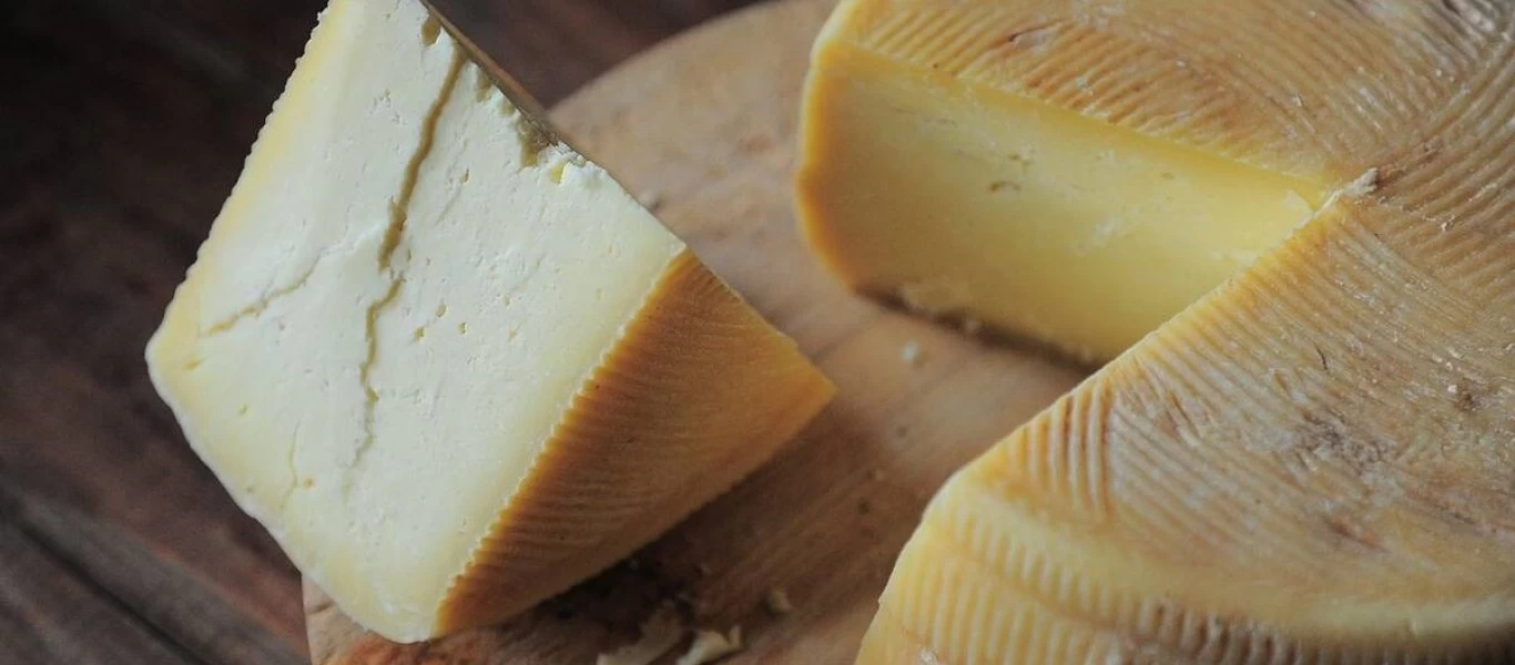 Το κόλπο για να μη μουχλιάσει ποτέ ξανά τυρί στο ψυγείο σας